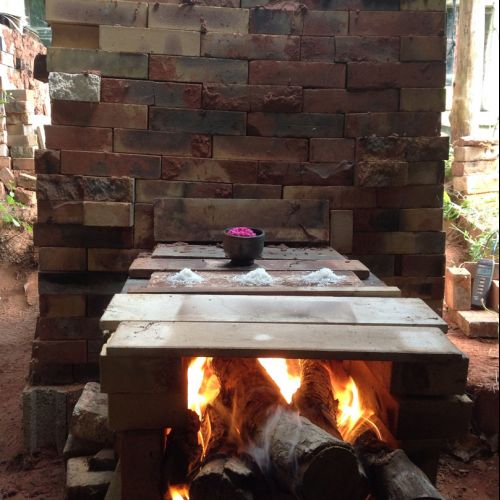 Début de la cuisson au four à bois